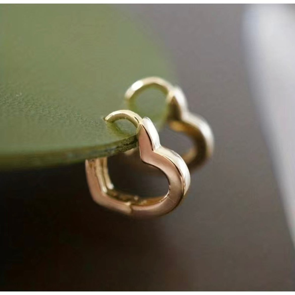 🎉Gorgeous Heart-Shaped 925 Silver Plated Hoop Earrings -Perfect for Everyday!🎉